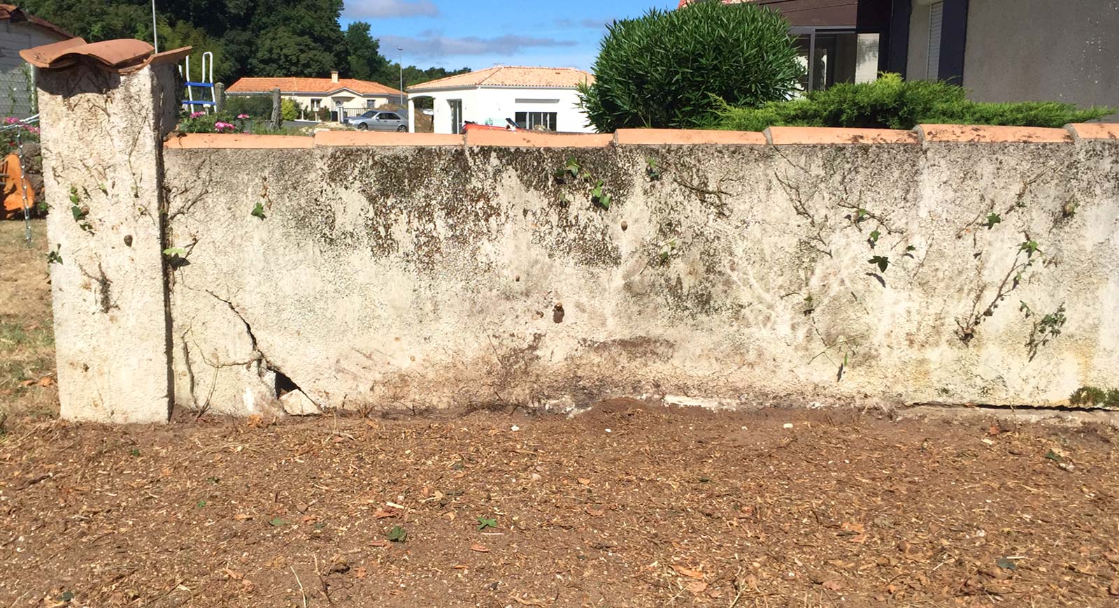 Mur de jardin après essouchement dans la région de Royan