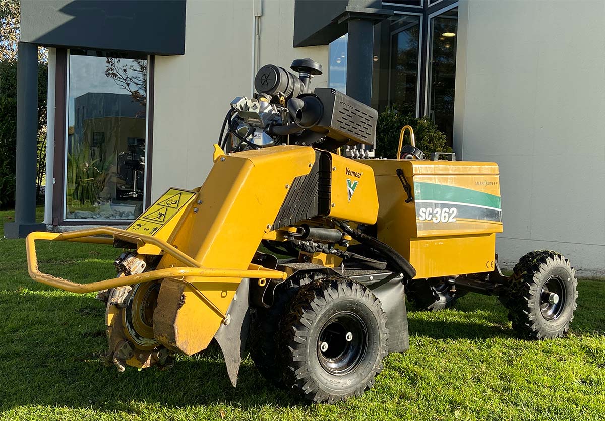 Machine pour détruire des souches dans la région de Royan